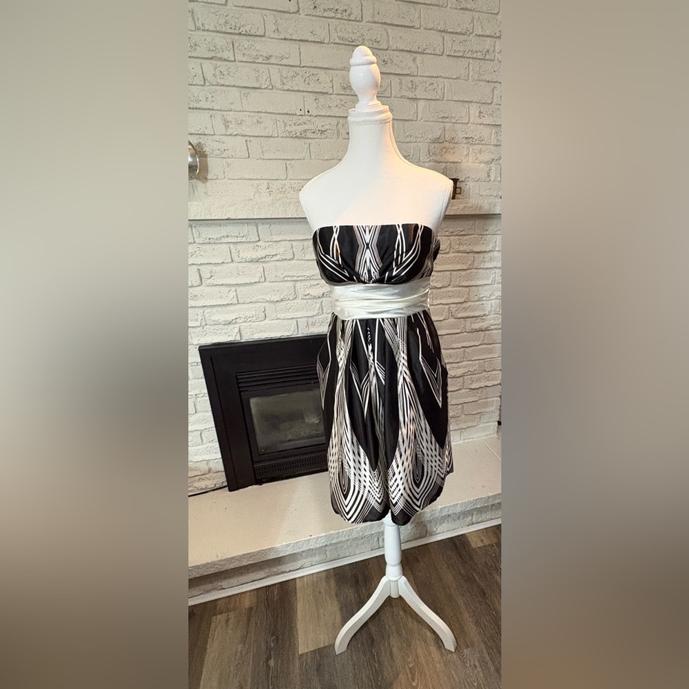 Le Château Strapless Black&White Graphic Mini Dress With White Waist Sash SizeXS